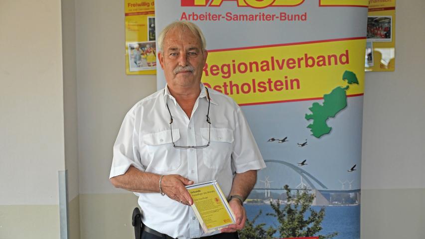 Udo Glauflügel mit der Ehrenurkunde zum „Freiwilligen des Monats August 2023“.