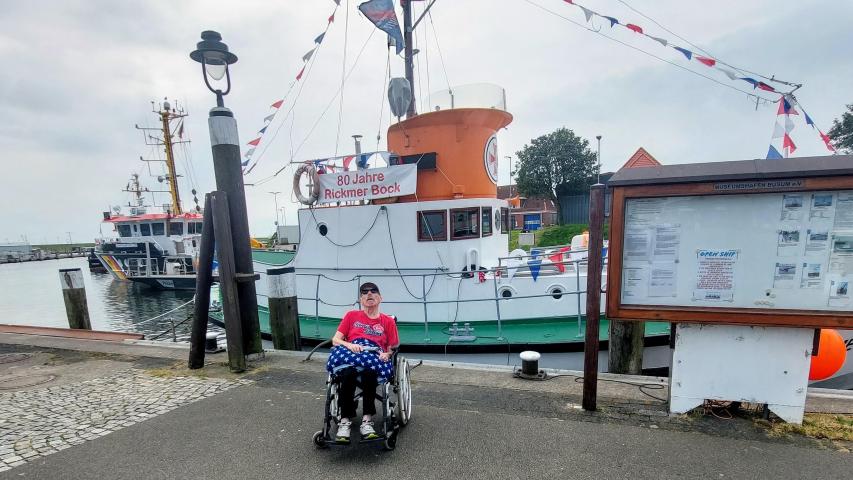 Jörg am Hafen vor dem alten Seenotrettungskreuzer Rickmer Bock