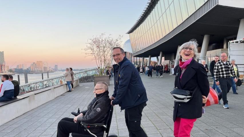 Herr S. und seine Nicht vor dem Theater